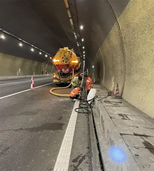 河口隧道排水渠清淤